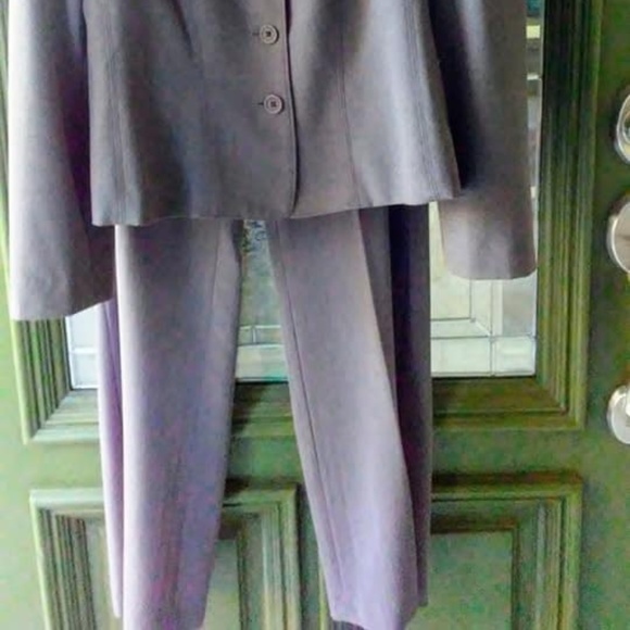 Lady's Size 8 Suit, Jacket and Slacks.  Never Worn - Picture 8 of 8